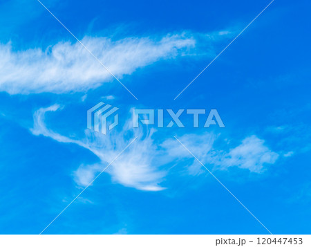 爽やかな秋の風景　青い空と雲が織りなすダイナミックな景色 120447453