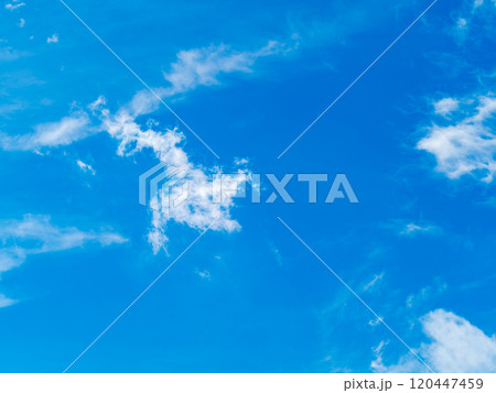 爽やかな秋の風景　青い空と雲が織りなすダイナミックな景色 120447459