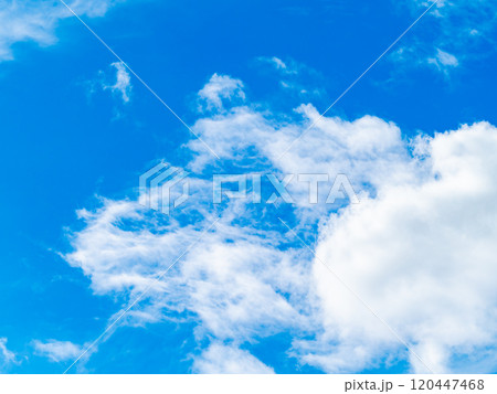 爽やかな秋の風景　青い空と雲が織りなすダイナミックな景色 120447468