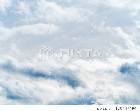 爽やかな秋の風景　青い空と雲が織りなすダイナミックな景色 120447494