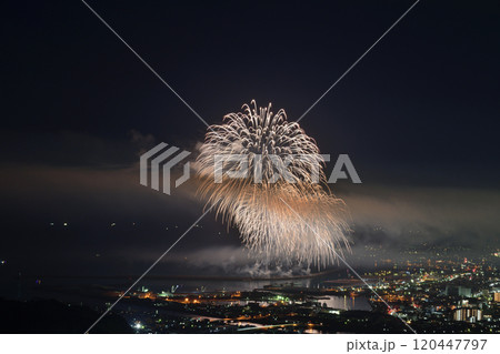 夏の夜空を彩る花火　＜焼津海上花火＞ 120447797
