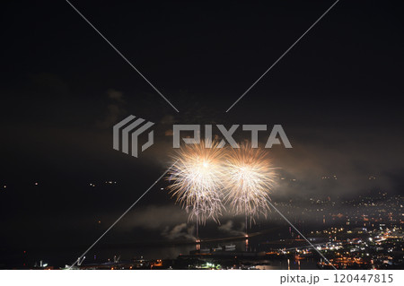 夏の夜空を彩る花火 <焼津海上花火> 夏の夜空を彩る花火 <焼津海上花火> 120447815