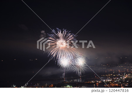 夏の夜空を彩る花火 <焼津海上花火> 夏の夜空を彩る花火 <焼津海上花火> 120447816
