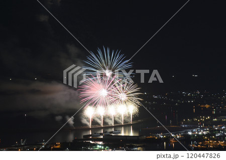 夏の夜空を彩る花火　＜焼津海上花火＞ 120447826