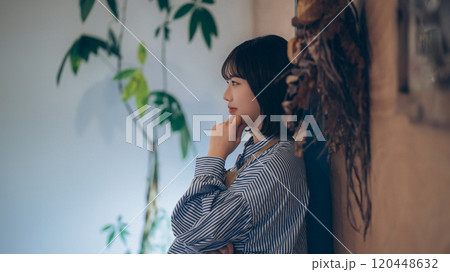 考えごとをする若い女性カフェ店員 120448632