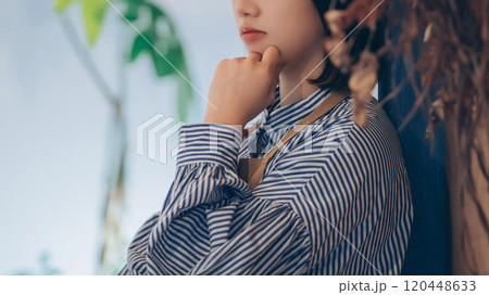 考えごとをする若い女性カフェ店員 120448633