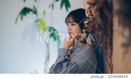 考えごとをする若い女性カフェ店員 120448634