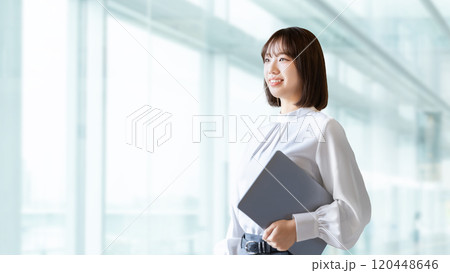 ノートパソコンを持つ笑顔の女性・ビジネスウーマン 120448646