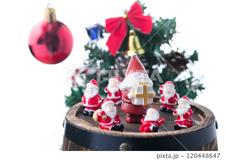 オーク樽にのった7人のサンタさん （ クリスマスイメージ ） 120448647