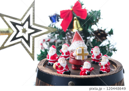 オーク樽にのった7人のサンタさん ( クリスマスイメージ ) オーク樽にのった7人のサンタさん ( クリスマスイメージ ) 120448649