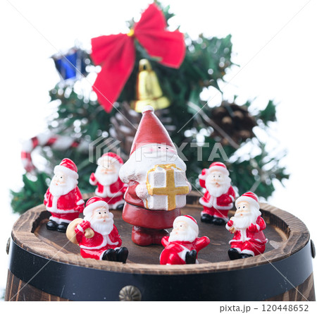 オーク樽にのった7人のサンタさん ( クリスマスイメージ ) オーク樽にのった7人のサンタさん ( クリスマスイメージ ) 120448652