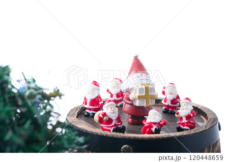 オーク樽にのった7人のサンタさん ( クリスマスイメージ ) オーク樽にのった7人のサンタさん ( クリスマスイメージ ) 120448659
