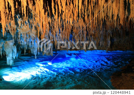【沖縄県】晴天の おきなわワールド文化王国の玉泉洞 120448941
