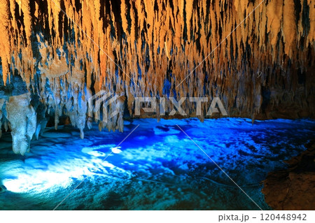 【沖縄県】晴天の おきなわワールド文化王国の玉泉洞 120448942