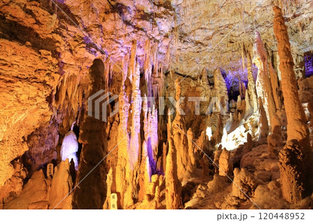 【沖縄県】晴天の おきなわワールド文化王国の玉泉洞の岩窟王 【沖縄県】晴天の おきなわワールド文化王国の玉泉洞の岩窟王 120448952