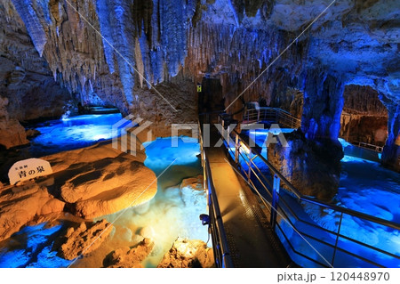 【沖縄県】晴天の おきなわワールド文化王国の玉泉洞の青の泉 120448970