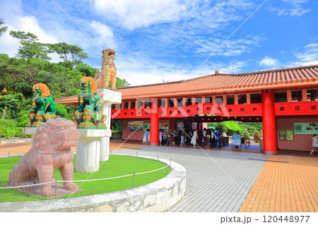 【沖縄県】晴天の おきなわワールド文化王国の入口ゲートウェイ 120448977