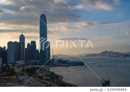 ビクトリアハーバーの夕暮れ/香港 ビクトリアハーバーの夕暮れ/香港 120449464