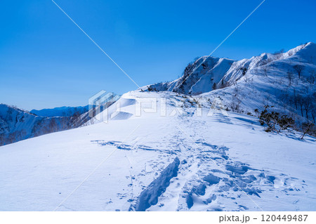 【雪山素材】冬の小遠見山から見た風景【長野県】 120449487