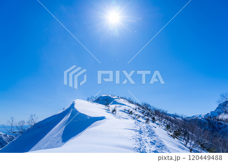 【雪山素材】冬の小遠見山から見た風景【長野県】 【雪山素材】冬の小遠見山から見た風景【長野県】 120449488