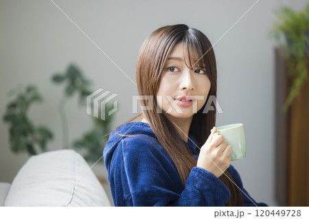 部屋でくつろぐ若い女性 部屋でくつろぐ若い女性 120449728