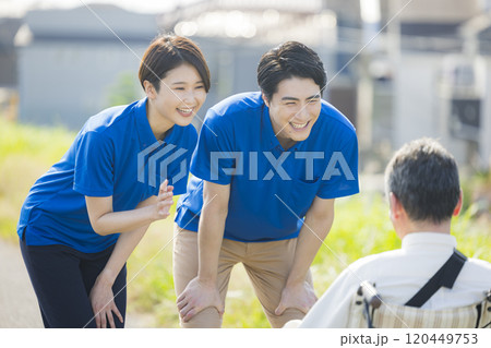 介護士 介助 散歩 介護士 介助 散歩 120449753