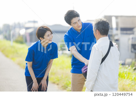 介護士 介助 散歩 介護士 介助 散歩 120449754