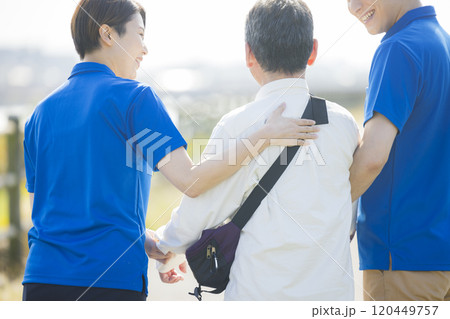 介護士 介助 散歩 介護士 介助 散歩 120449757