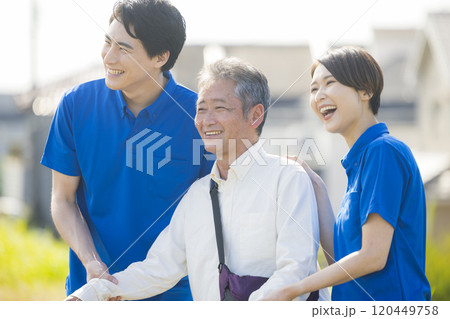 介護士 介助 散歩 介護士 介助 散歩 120449758