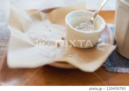 食事を終え食べた後の皿 120450793