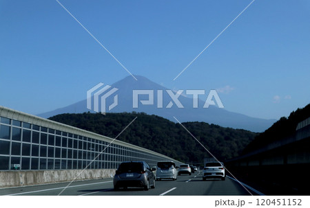 高速道路から見える富士山 高速道路から見える富士山 120451152