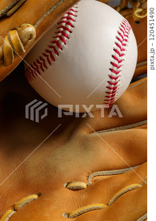 硬式野球ボールとグラブ 硬式野球ボールとグラブ 120451490