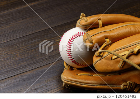 硬式野球ボールとグラブ 硬式野球ボールとグラブ 120451492