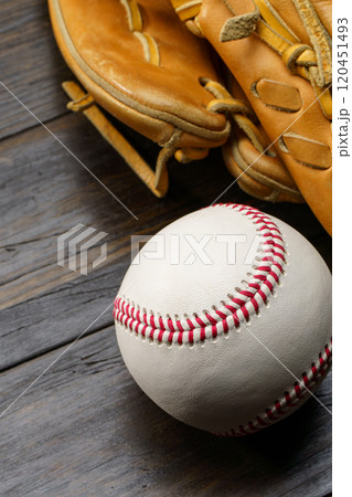 硬式野球ボールとグラブ 硬式野球ボールとグラブ 120451493