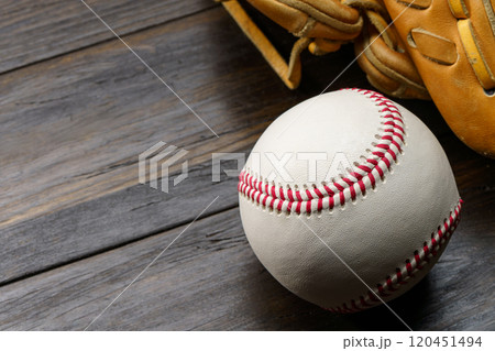硬式野球ボールとグラブ 硬式野球ボールとグラブ 120451494