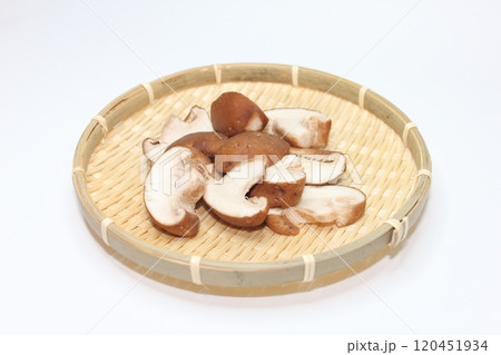 おでんに欠かせない！椎茸（Shiitake）の厚切りスライス 120451934