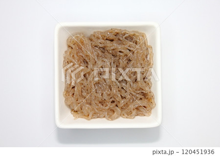 糸こんにゃく: 健康志向の方に人気の食材 糸こんにゃく: 健康志向の方に人気の食材 120451936