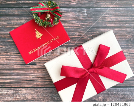 木製テーブルの上のプレゼントとクリスマスカード 木製テーブルの上のプレゼントとクリスマスカード 120451963
