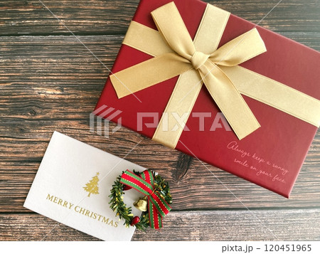 木製テーブルの上のプレゼントとクリスマスカード 木製テーブルの上のプレゼントとクリスマスカード 120451965