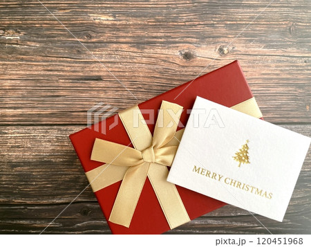 木製テーブルの上のプレゼントとクリスマスカード	 120451968