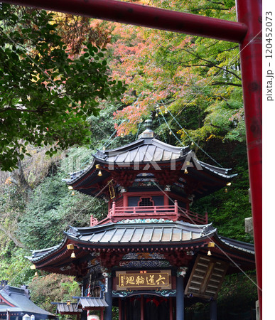 紅葉と水澤観音六角堂 120452073