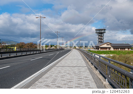 京都八幡市御幸橋から見た木津川風景 120452263