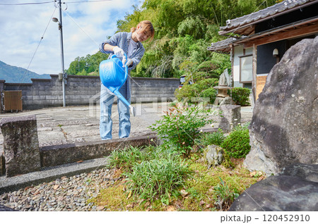 お庭の手入れをする女性　水やり　古民家　田舎 120452910