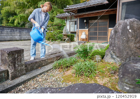 お庭の手入れをする女性　水やり　古民家　田舎 120452919