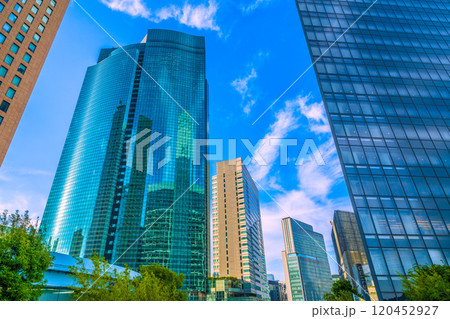日本の東京都市景観 汐留のオフィス街などを望む。画面奥に三井ガーデンホテルが見える。右は電通＝3日 120452927