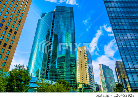 日本の東京都市景観 汐留のオフィス街などを望む。画面奥に三井ガーデンホテルが見える。右は電通＝3日 120452928