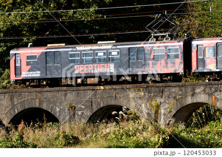 三岐鉄道のめがね橋を行く列車 120453033