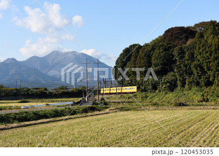 三岐鉄道のめがね橋を行く列車 120453035