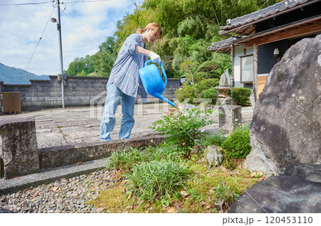 お庭の手入れをする女性　水やり　古民家　田舎 120453110