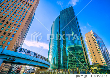日本の東京都市景観 汐留のオフィス街やゆりかもめなどを望む。新時代に希望の光…＝3日 120453153